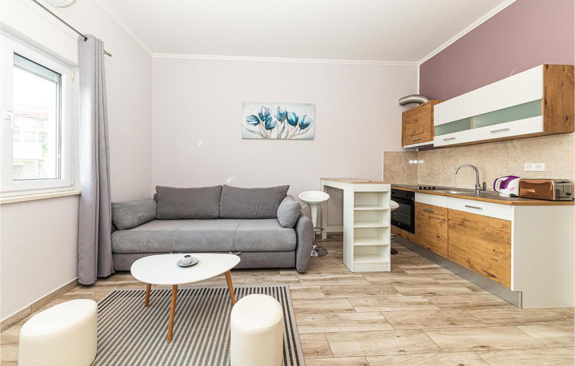 Awesome Apartment In Kastel Luksic With Kitchen Kaštela 외부 사진