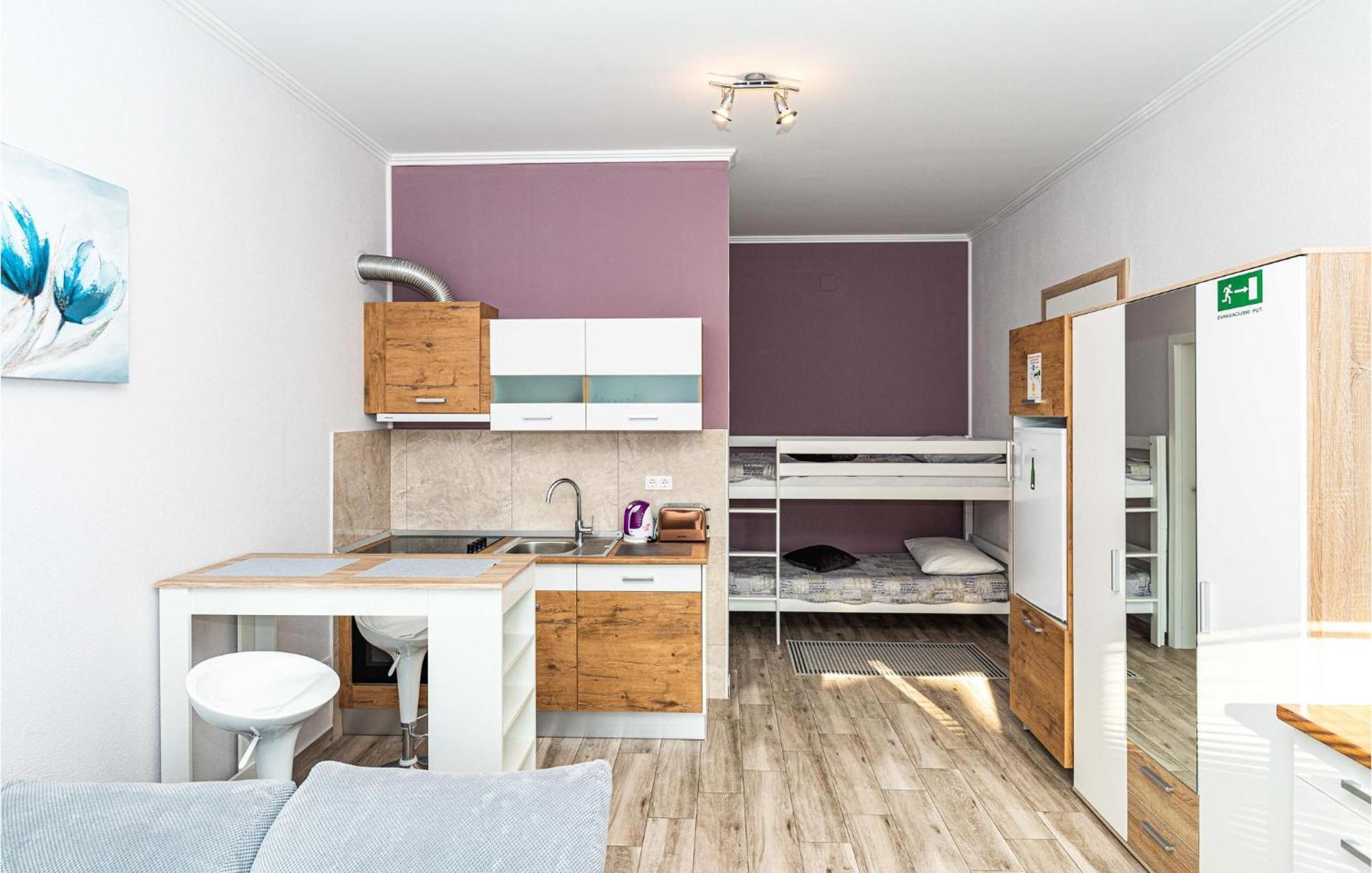 Awesome Apartment In Kastel Luksic With Kitchen Kaštela 외부 사진